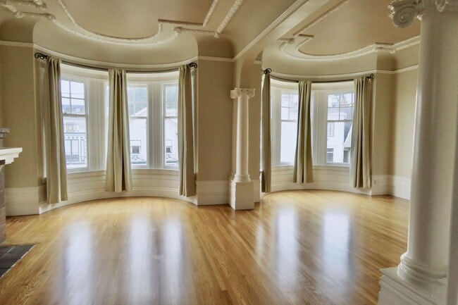 Huge and Beautiful Classic Top Floor Condo - Huge and Beautiful Classic Top Floor Condo