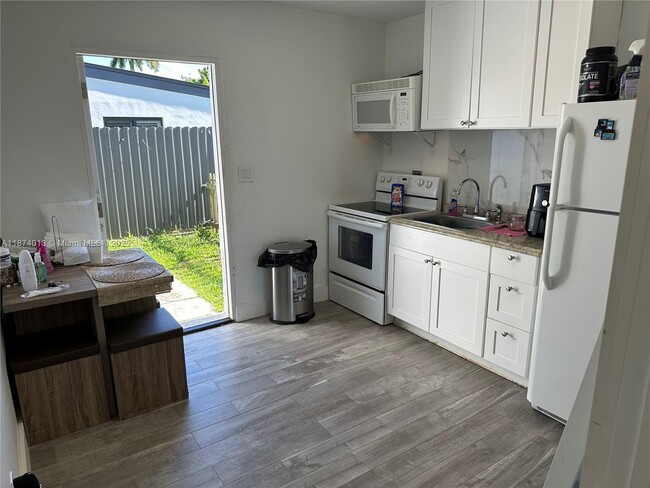 Building Photo - 5320 SW 97th Ave Rental