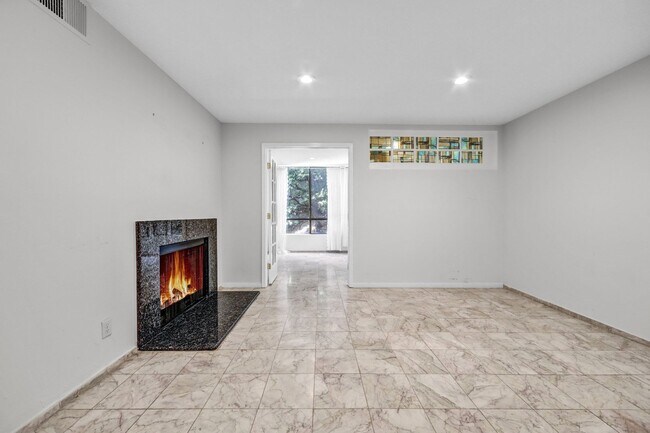 Photo - Spacious End-Unit Hollywood Condo with 2 Parking Spaces Unidad 212