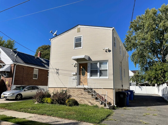 Front Exterior - 72 Spring St Apartments Unit B