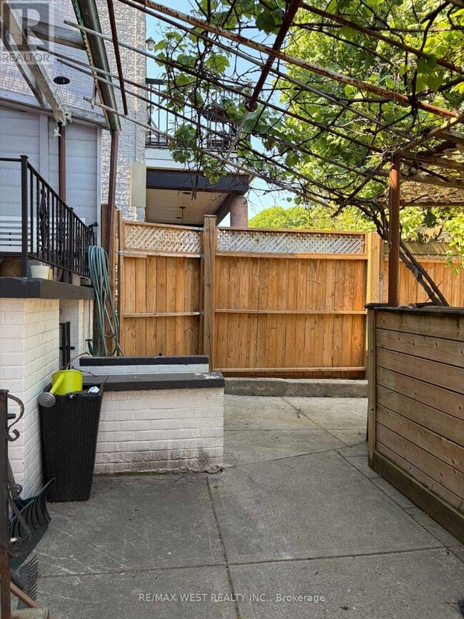 Photo - 247 Lansdowne Ave