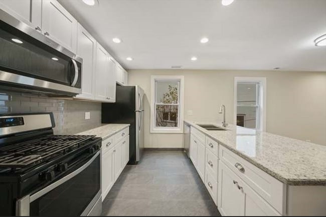 Building Photo - 1548 N Honore St Unit 2R