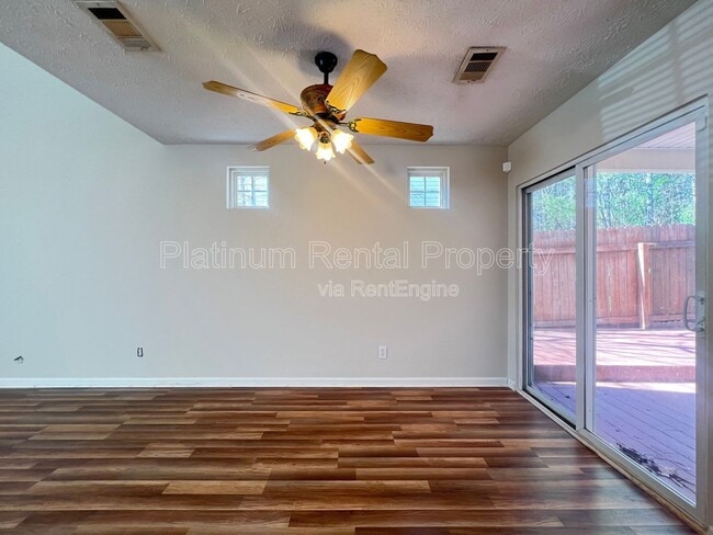 Photo - 231 Oak Grove Way
