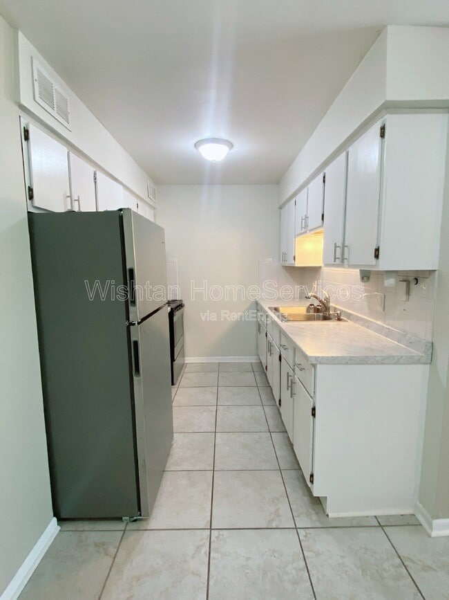 Building Photo - 202 Charleston Blvd Unit 2