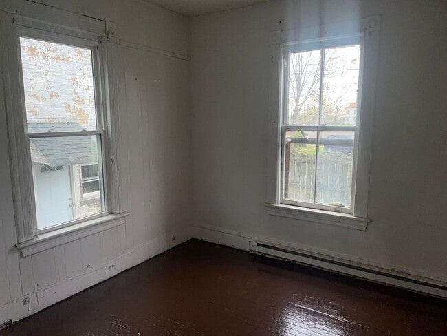 Photo - Two Bedroom Apartment Close to Downtown Ly...