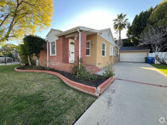 Building Photo - 6 MO LEASE! Sherman Oaks 3+2.5 w/all appli... Rental