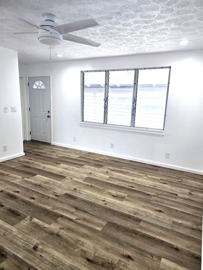 Building Photo - 56-344-344 Huehu St