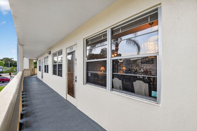 Photo - 2035 Ainslie C