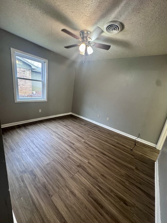 Photo - 465 N Broadway St