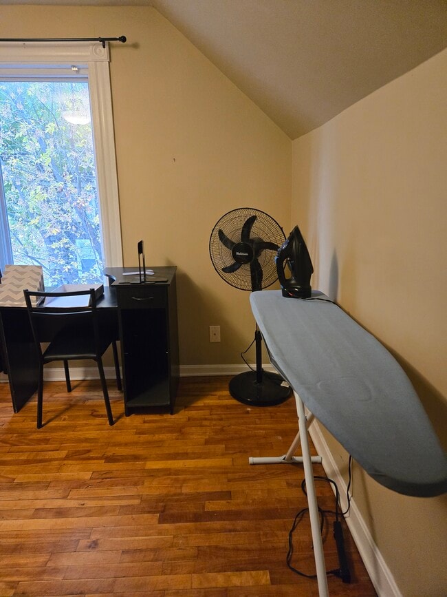 Office - 353 Broadway Unit Cozy apartment