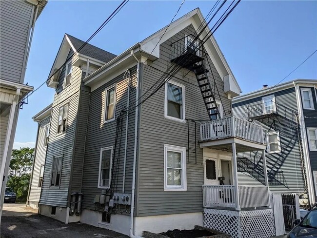 Building Photo - 95 Ridge St Unit 3
