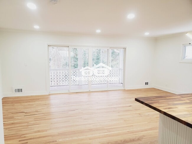 Photo - 441 Big John Trail SE