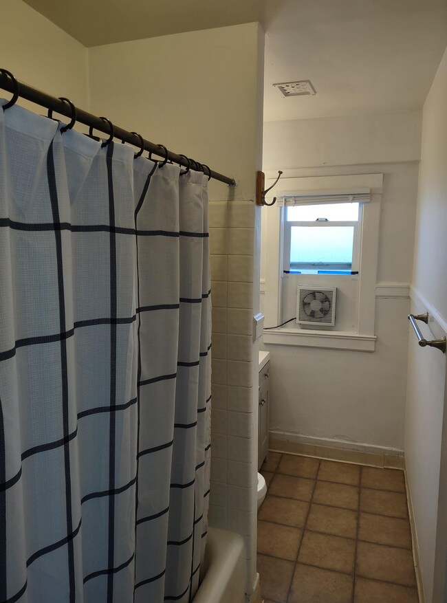 Bathroom with Tub/Shower - 403 Green St Unidad 3