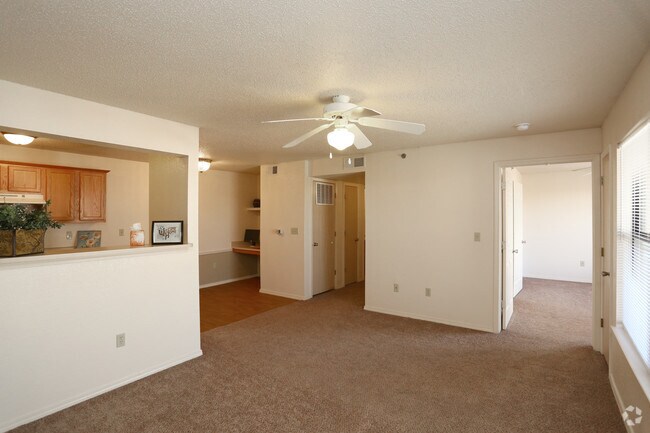 2BR, 2BA - 912SF - Living Area