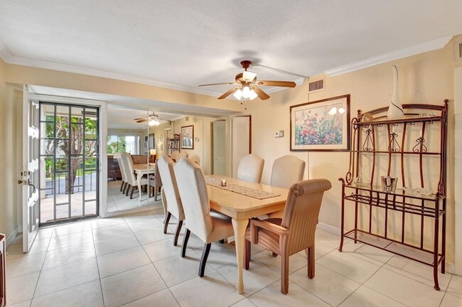Building Photo - 5715 Fairway Park Dr Unit 2010