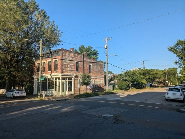 Building Photo - 400 S Laurel St