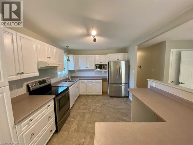 Photo - 92 Leaside Dr