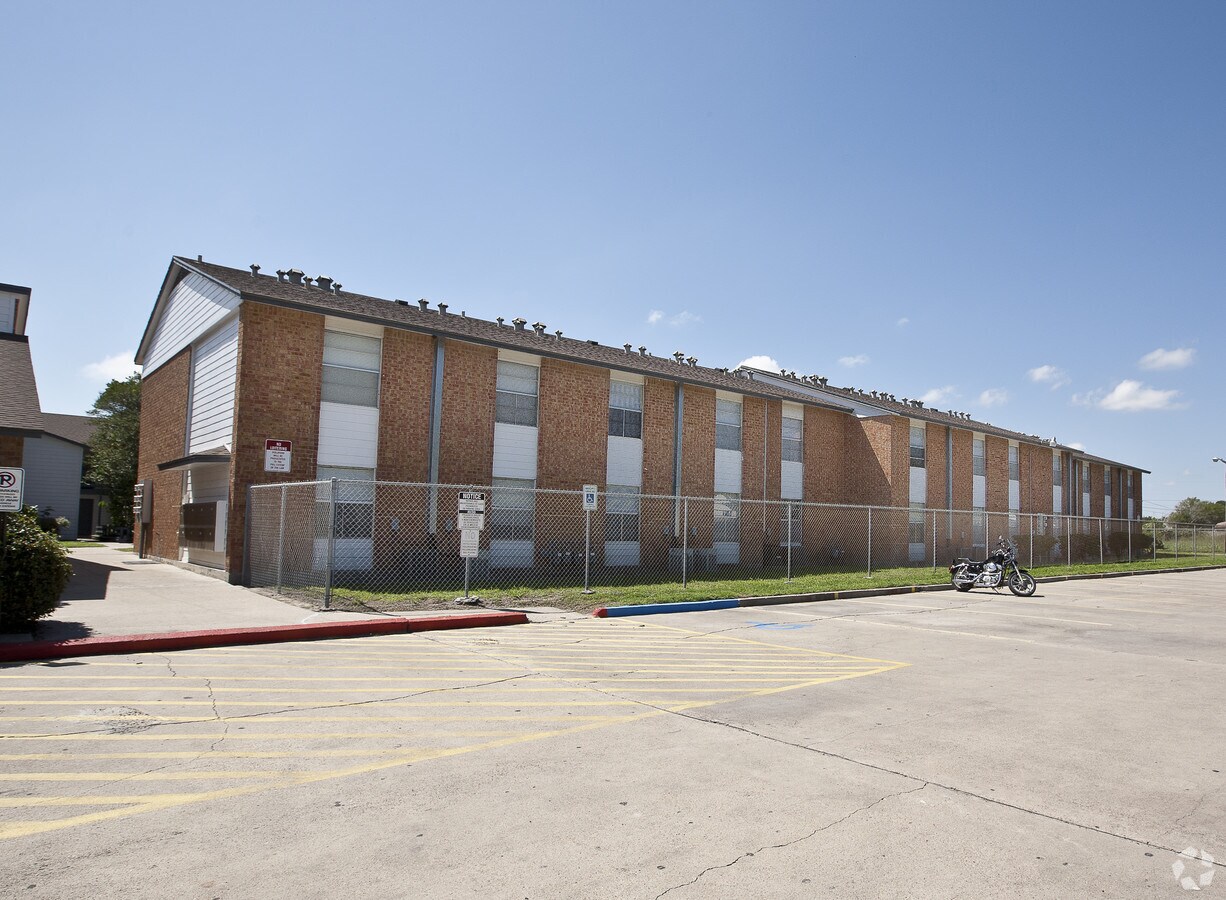 Photo - Sandy Oaks Apartments