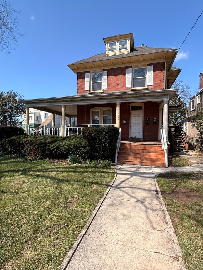 Building Photo - 1605 DeKalb St Unit 2