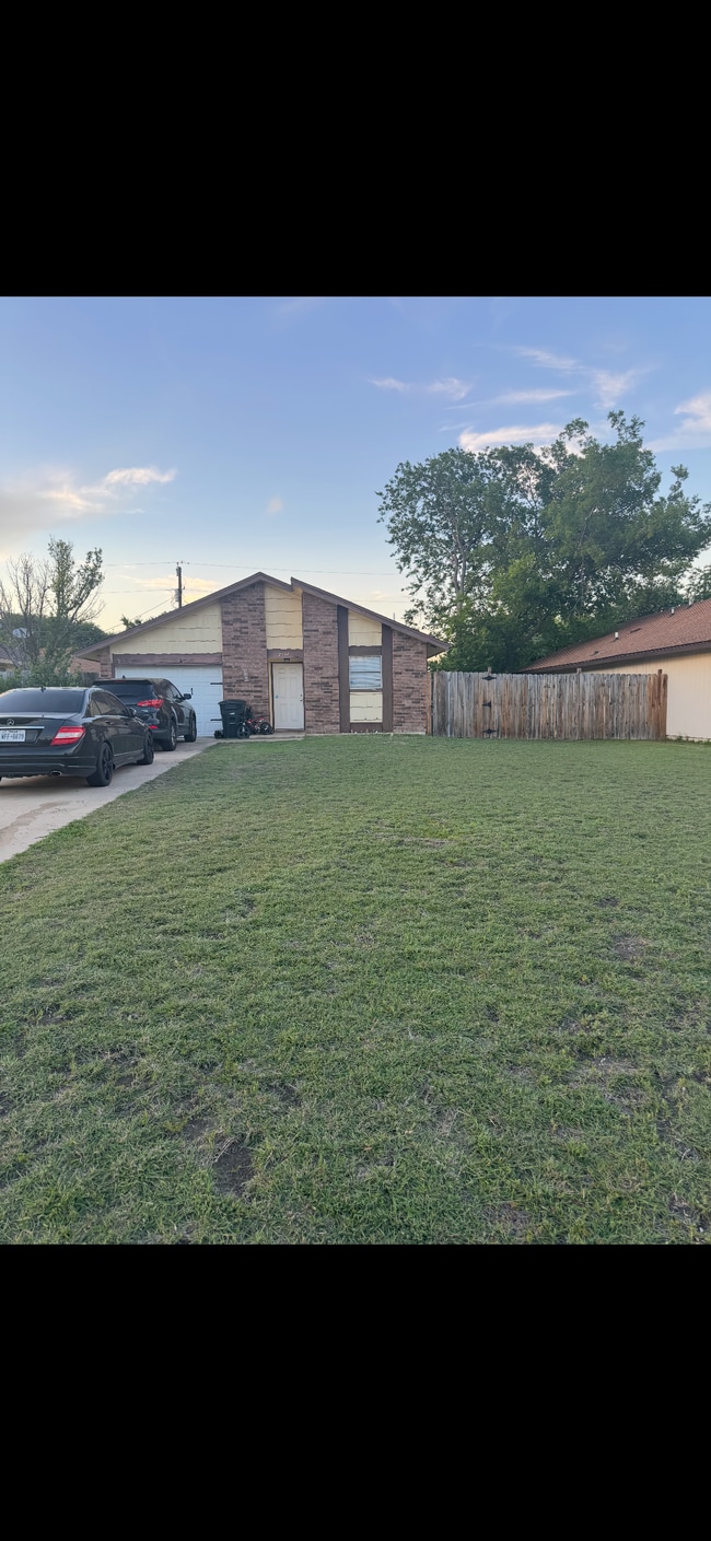 Building Photo - 2111 Creekwood Dr