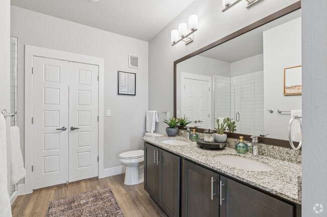 2BR, 2BA - 1,065SF - Primary Bathroom