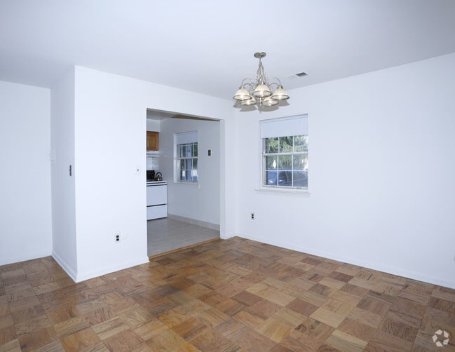 White Pine Townhomes and Apartments Lawrenceville, NJ