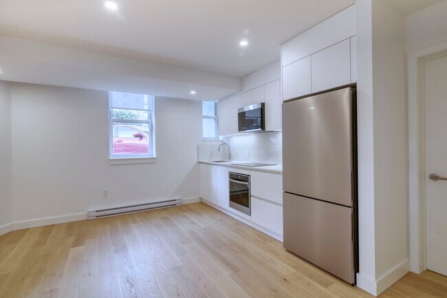 Photo - 10 Av. Rosemount Unit 1