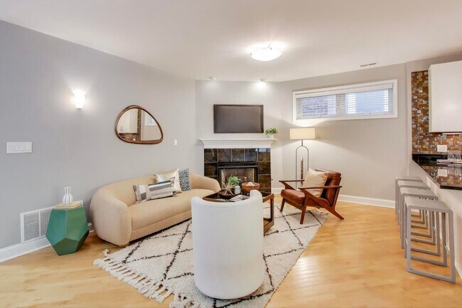 Photo - 819 N Damen Ave