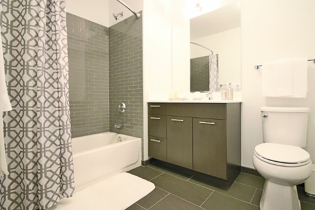 Photo - 659 N Wells St