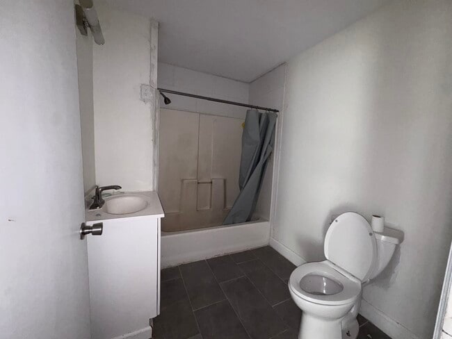 Photo - 2304 W 58th St