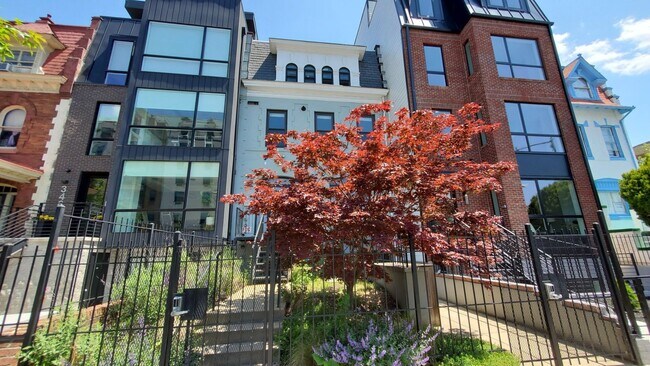 Photo - Amazing 2 Bedroom, 2 Full Bathroom 14th St Apartment with Secure Parking!