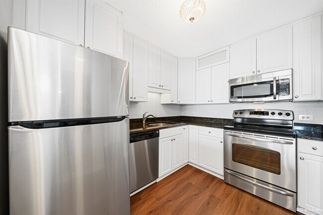 10 E Ontario St