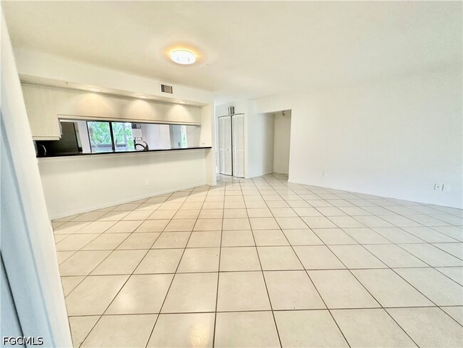 Building Photo - 209 Pinebrook Dr