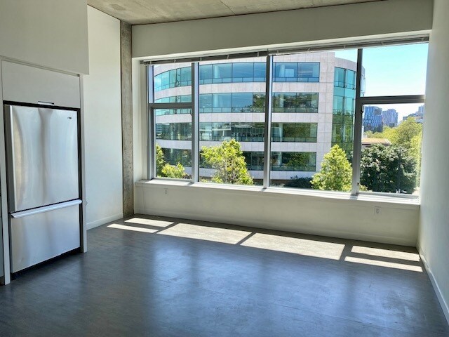 Top Floor - 500 Mercer St Unit 501 Roy Street M345