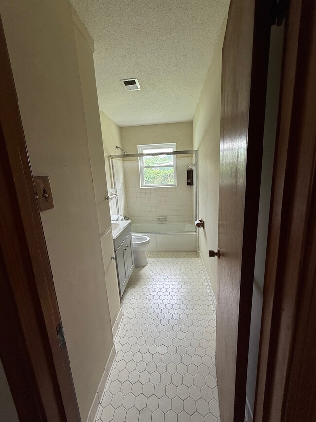Photo - 4087 Parkchester Ave
