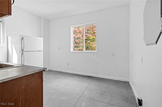 Building Photo - 740 Fern St Unit 2