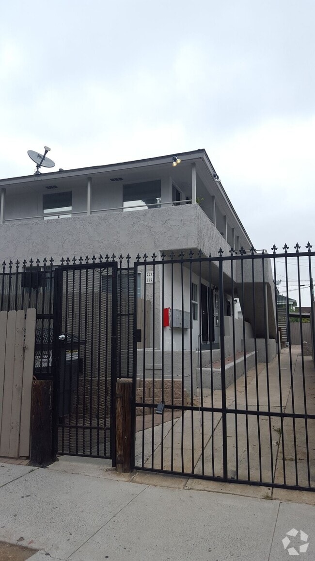 Building Photo - $500 OFF First Month's Rent! 1 Bedroom Apt... Unit 06