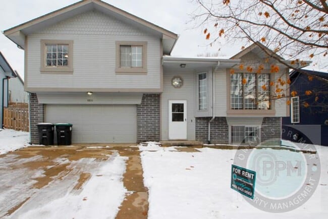 Building Photo - Comfortable and Cozy 3 Bedroom/2 Bath Home