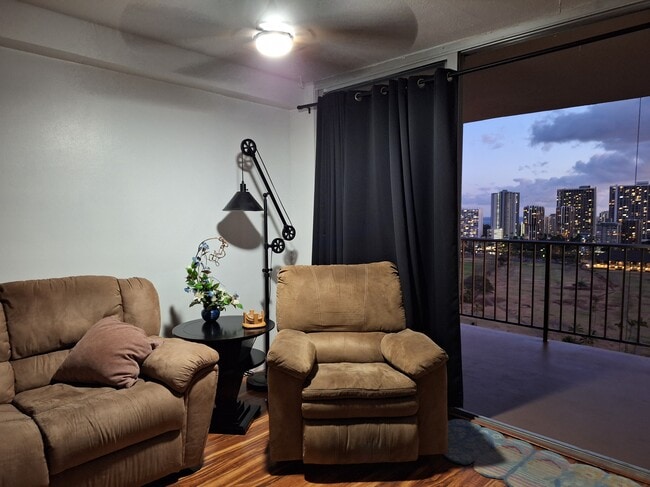 Building Photo - 2916 Date St Unit Fairway House