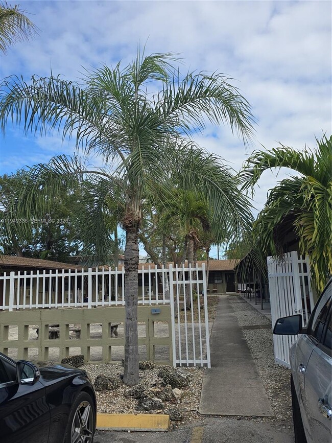 Building Photo - 12605 NE 13th Ave Unit 5