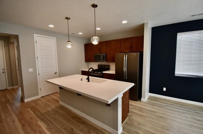 Photo - 968 Spruce Willow Wy