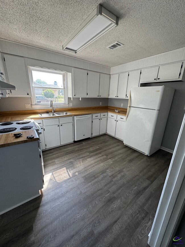 Photo - 700 Fieldstone Rd