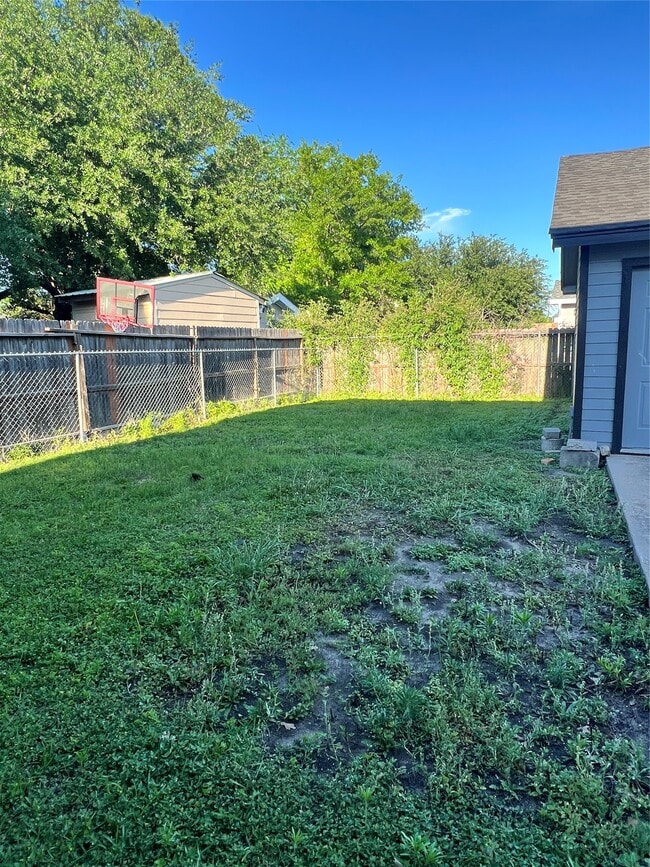 Photo - 5604 Chapman St