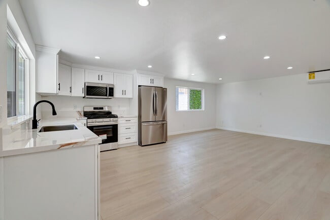 Photo - 5201 W 20th St