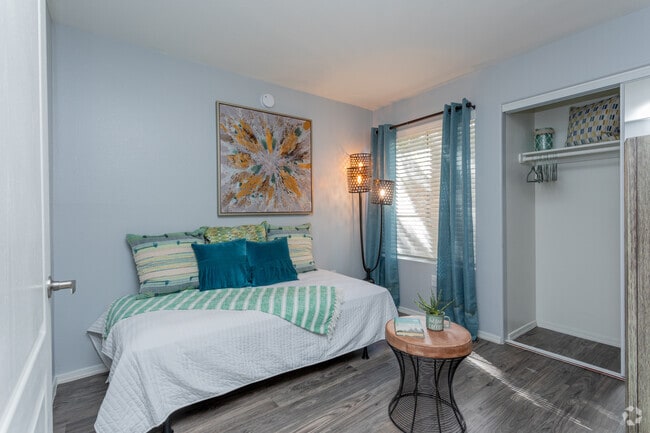 2BR, 1BA - 889 SF - Port Royale