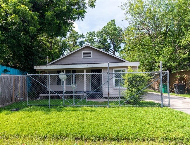 Photo - 4634 Clover St House