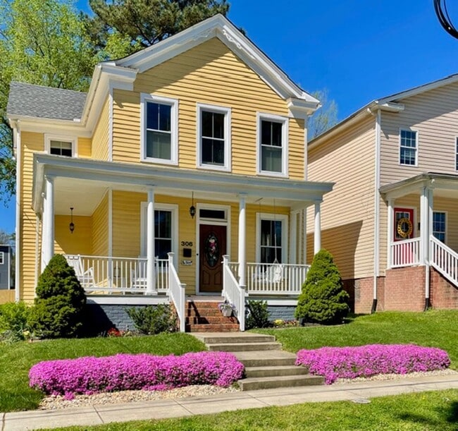 Building Photo - Beautifully Renovated Swansboro Home