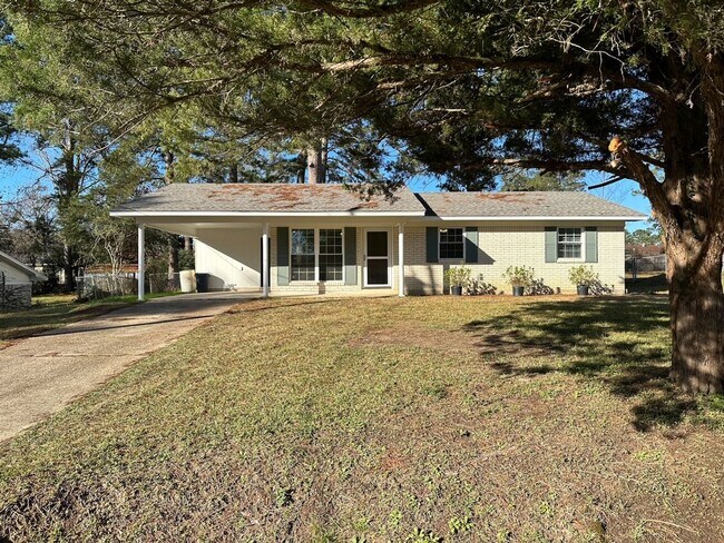 Newly Updated 3 bedroom/ 1 Bathroom home w... - Newly Updated 3 bedroom/ 1 Bathroom home w...
