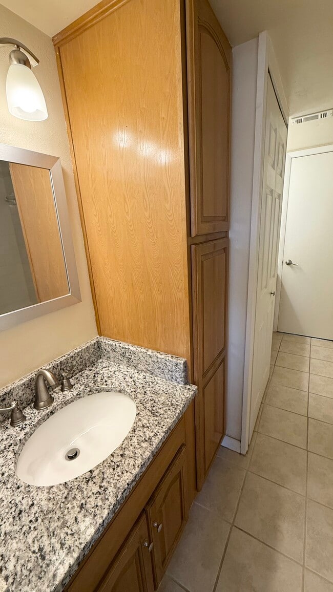 Photo - 3802 N Oak Dr Unidad W11