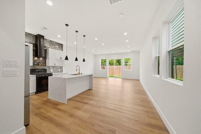 Photo - 4441 Gunter St